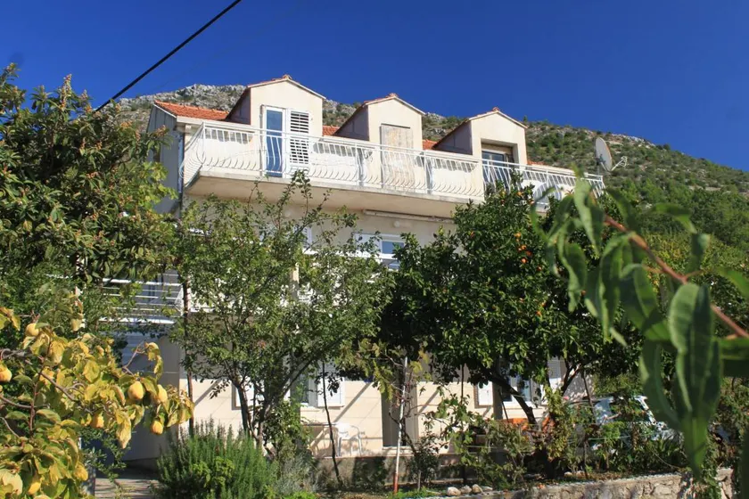 Fully equipped holiday apartment with terrace, barbecue & garden - Image 1