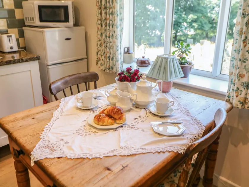 Cottage with garden - Image 1