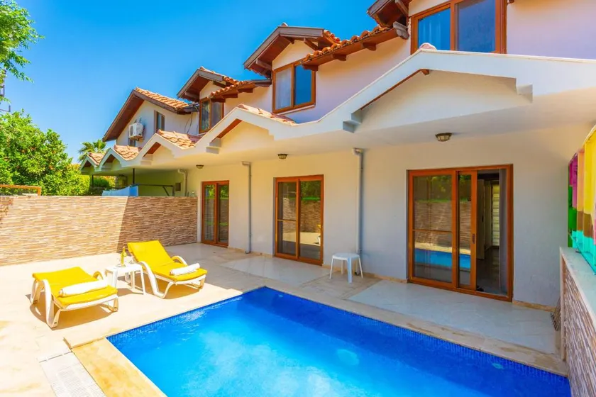 Ample villa with private pool | City view - Image 1