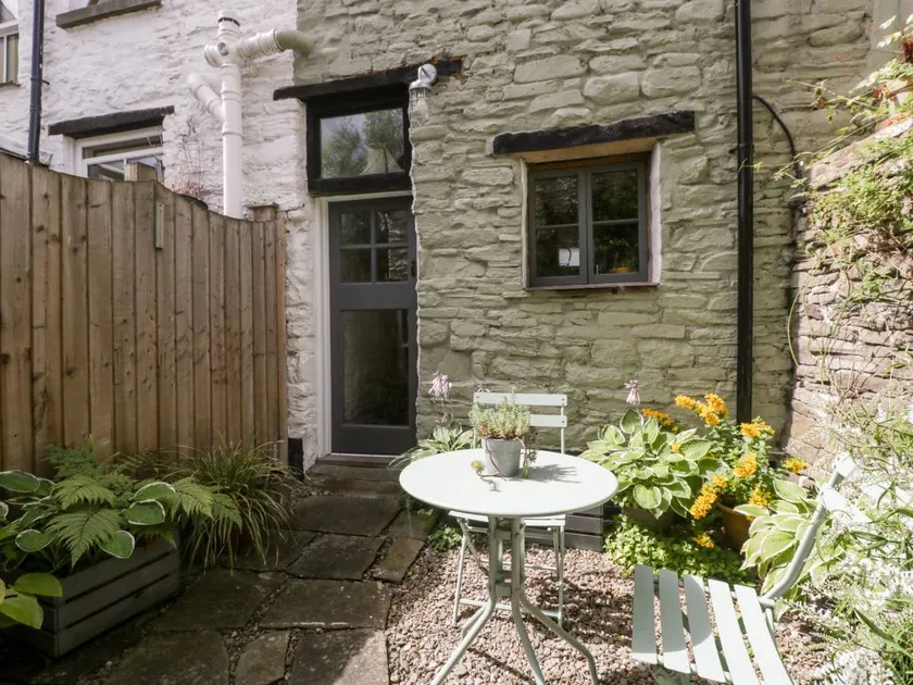 Cottage with terrace & garden - Image 1