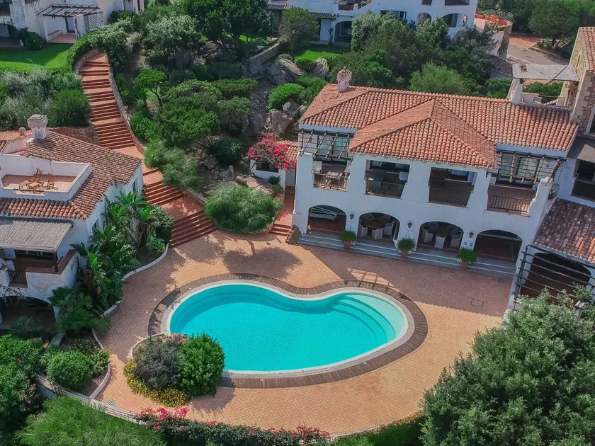 Resort with pool | Next to the beach - Image 1