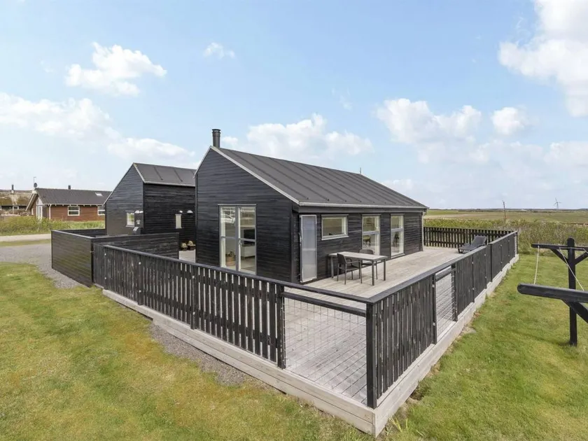 House with terrace - Image 1