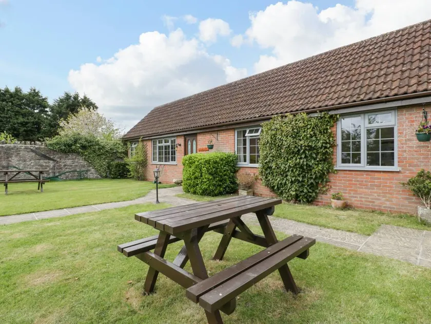 Family-oriented cottage with garden | Dogs allowed - Image 1