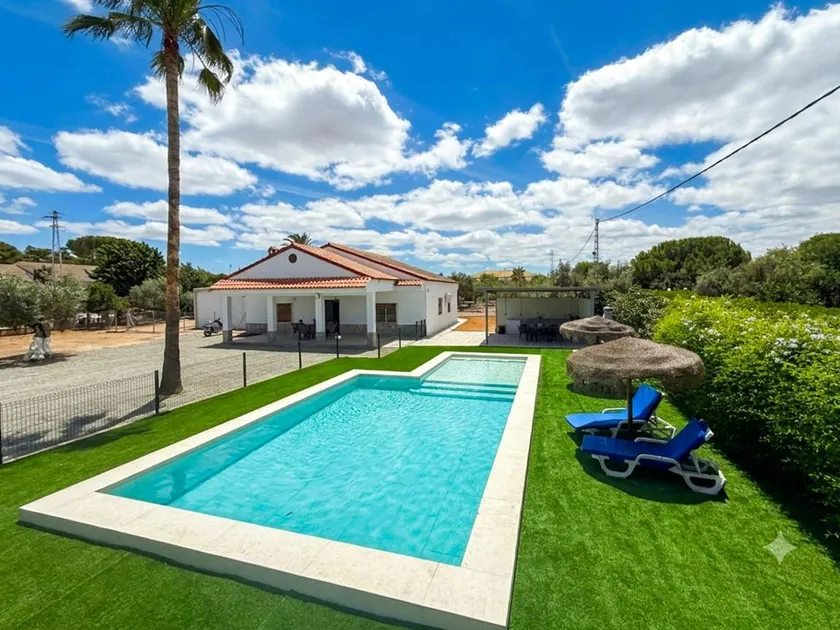 Family-oriented wonderful house with barbecue, terrace & private pool | Pets allowed - Image 1