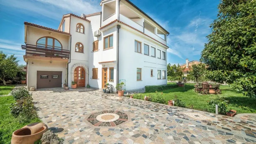 Apartment with garden, BBQ & terrace | Sea view - Image 1