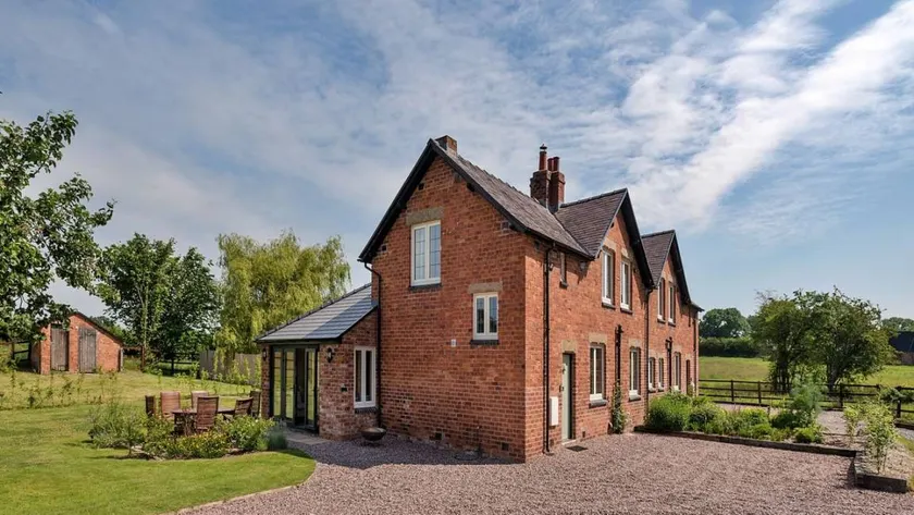 House with garden & terrace - Image 1