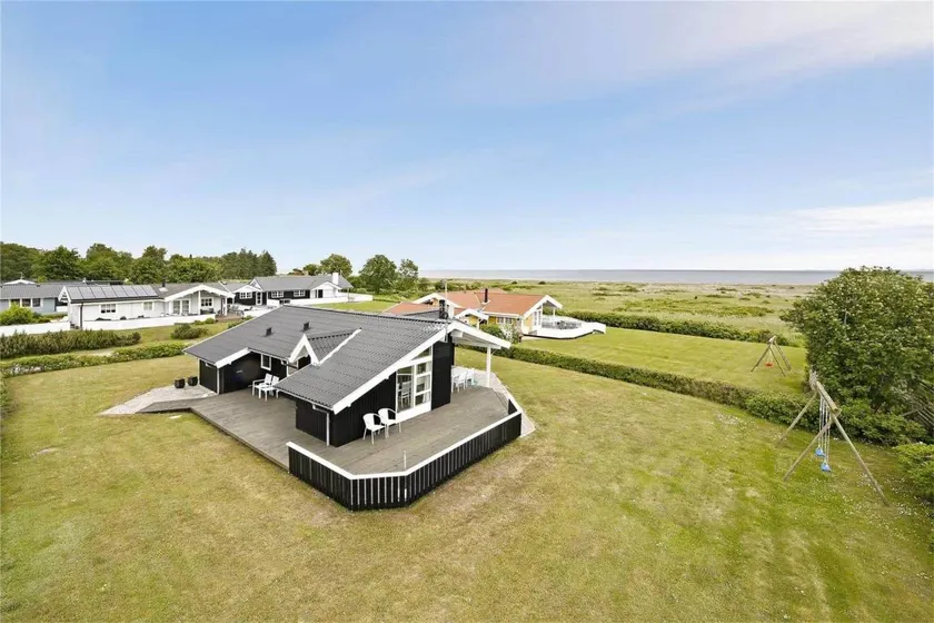 Fully equipped holiday home with barbecue & terrace | Sea view - Image 1