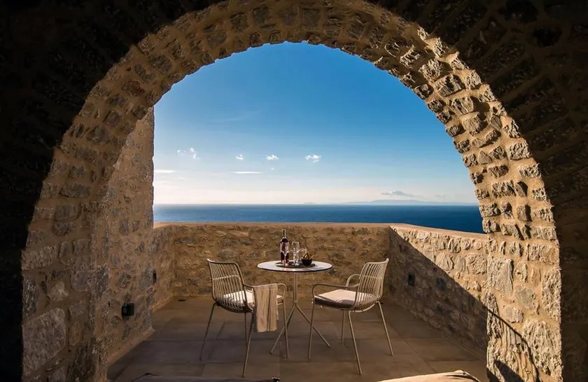 Agréable villa conviviale et familiale avec jacuzzi, terrasse et piscine | Vue sur l'eau - Image 1