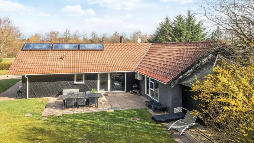 Holiday home with terrace, pool & jacuzzi | Pet-friendly - Image 1