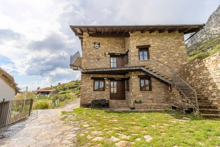 'Xisqueta' Apartment with Mountain Views, Private Garden and Wi-Fi - Image 1