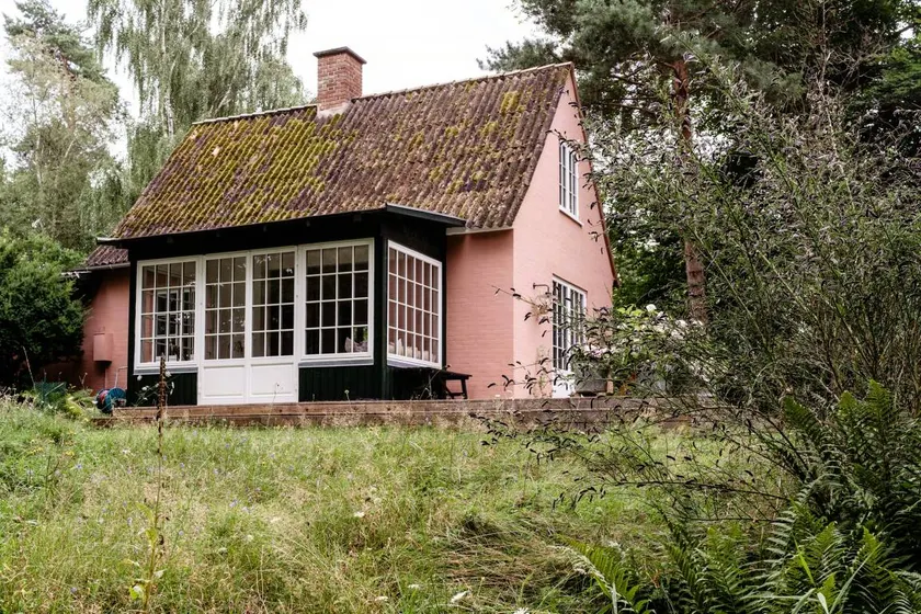 A beautiful, refurbished summer house from 1927 - Image 1