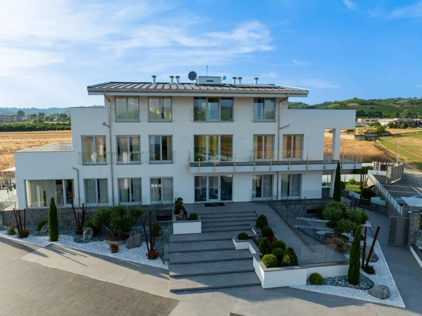 Flat with garden & terrace | Garden view - Image 1