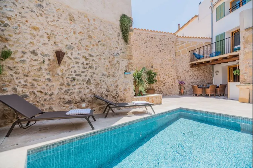 Fully equipped holiday home with terrace & pool - Image 1