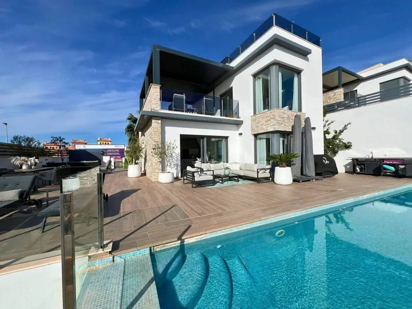 Voll ausgestattete Villa mit Terrasse, privatem Pool und Grill | Gartenblick - Image 1