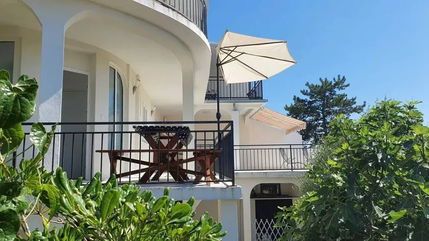 Holiday apartment with barbecue & terrace - Image 1