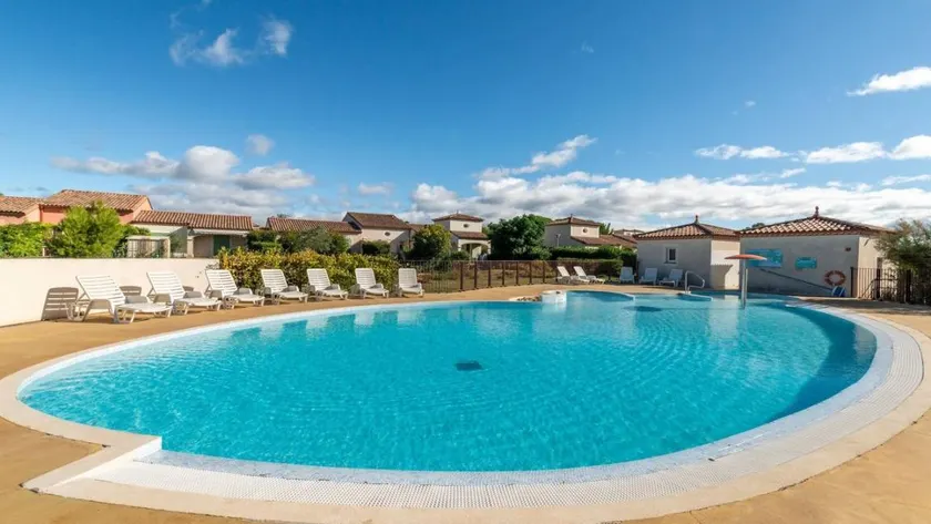 Nice house with terrace & pool | Lake view | Pet-friendly - Image 1