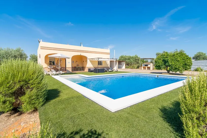 Holiday home with garden, private pool & barbeque - Image 1