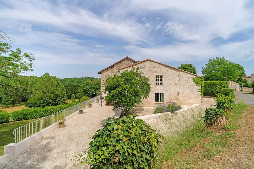 Landhaus „Dépendance Château De La Beauze“ mit privatem Pool, Terrasse und WLAN - Image 1