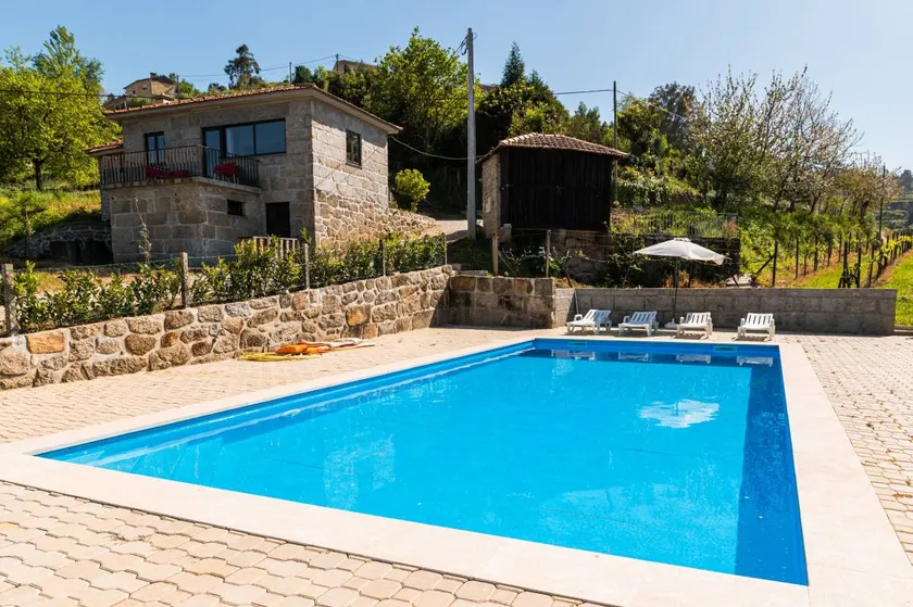 Villa avec terrasse, piscine et jardin | Vue piscine - Image 1
