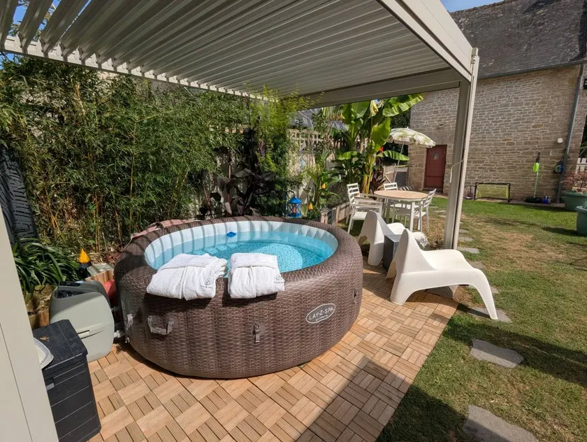 Family-oriented cottage with jacuzzi, terrace & barbeque | Garden view | Pet-friendly - Image 1