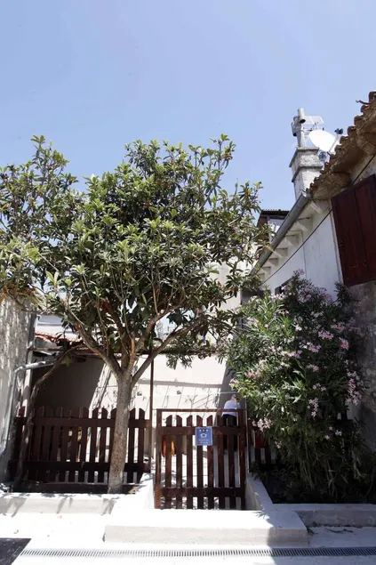 Holiday home with garden, BBQ & terrace - Image 1