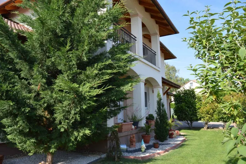 House with garden & BBQ - Image 1