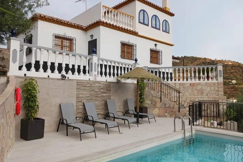 House with private pool, barbecue & garden - Image 1