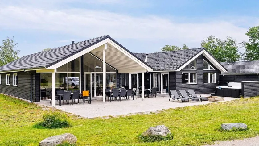 Big house with pool, terrace & sauna | Beach nearby | Pets allowed - Image 1
