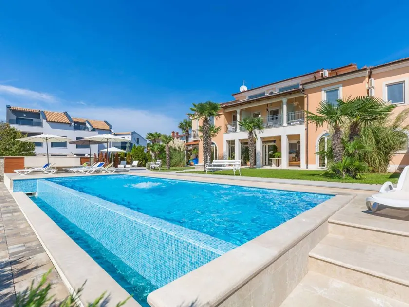 Charming holiday apartment with barbeque, terrace & pool | Sea view - Image 1