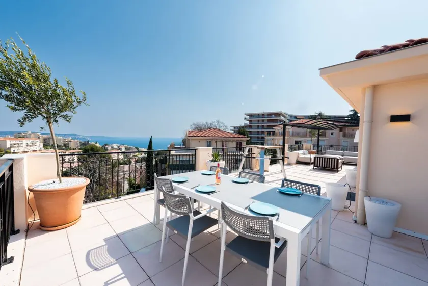 Fully equipped holiday apartment with terrace, barbeque & pool - Image 1