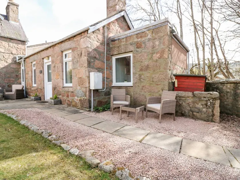 Cottage with garden - Image 1