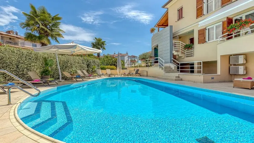 Espectacular apartamento con jardín, piscina y barbacoa - Image 1