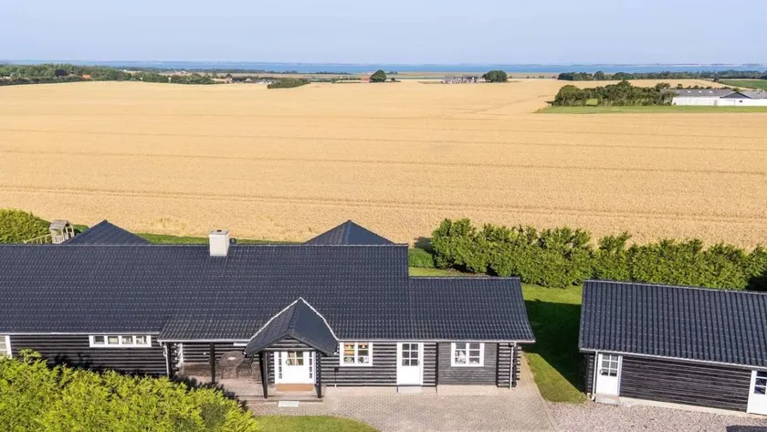 House with hot tub, pool & sauna - Image 1