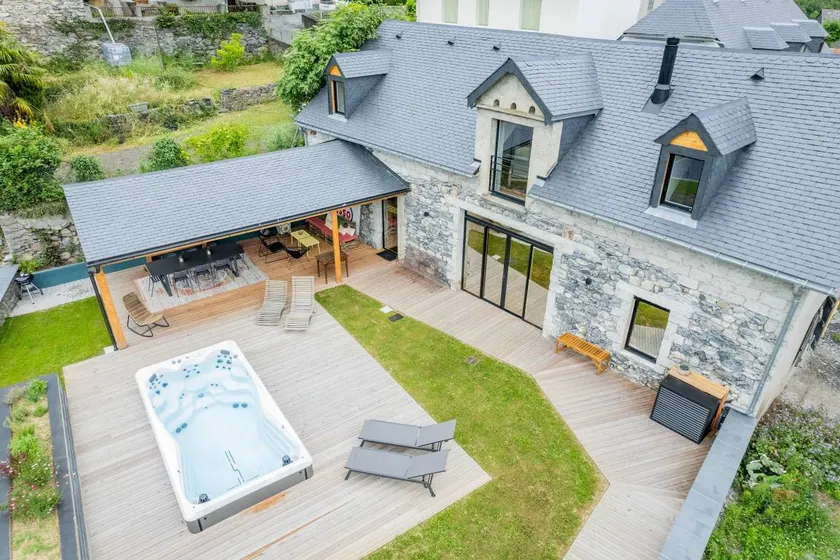 Holiday home with terrace, barbecue & garden | Garden view - Image 1