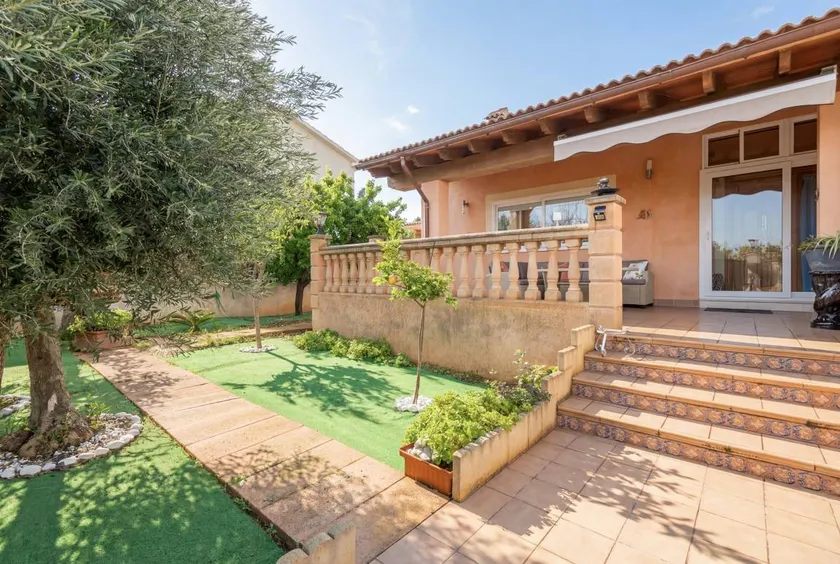 House with terrace & garden - Image 1
