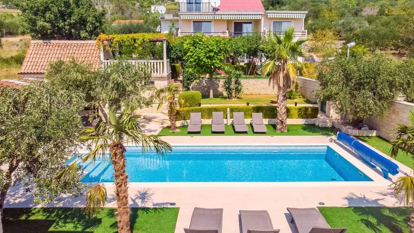 Flat with barbeque, terrace & garden | Mountain view - Image 1