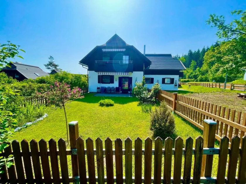 Flat with garden, pool & sauna | Panoramic view - Image 1
