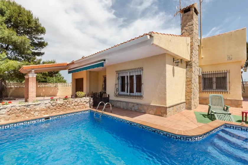 Gradevole villa accogliente e familiare con terrazza, piscina privata e griglia | Vista sulla montagna | Spiaggia nelle vicinanze | Ideale per il telelavoro | Accetta animali domestici - Image 1