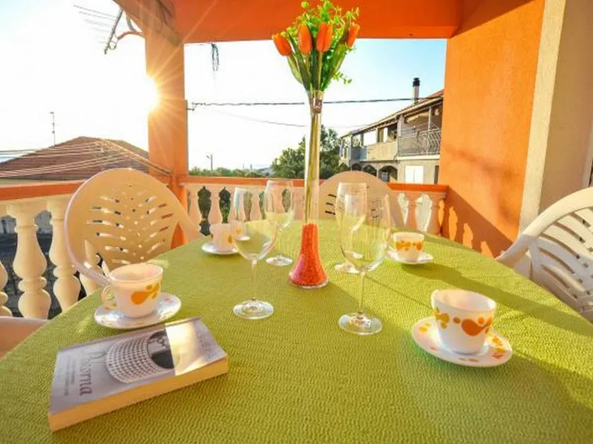 Flat with terrace | Water view - Image 1