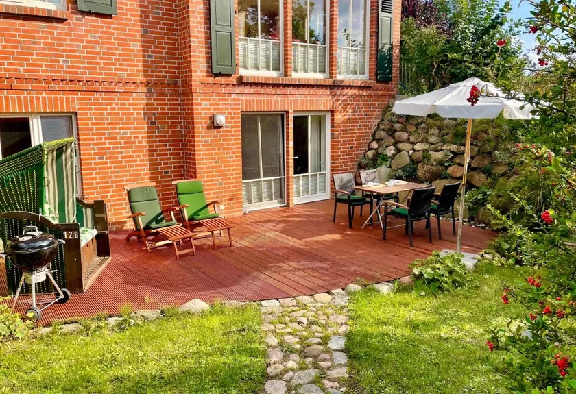 Ein-Steinwurf-zum-Ostseestrand-Ferienwohnung-Martha-mit-Terrasse - Image 1