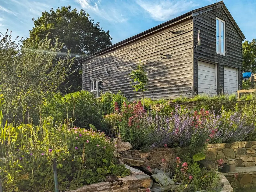 Family-oriented cottage with garden & barbeque | River view | Dogs allowed - Image 1