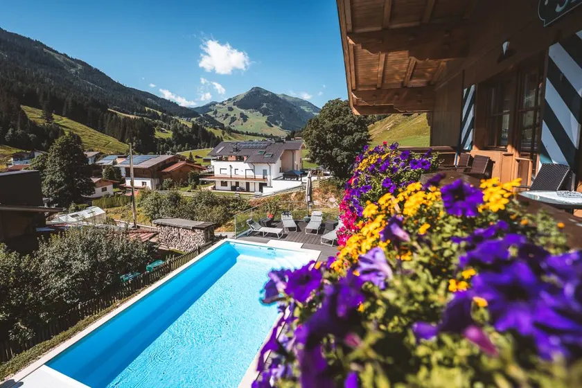 Apartamento vacacional apta para familias con barbacoa, jardín y piscina | Vistas a la montaña | Se admiten mascotas - Image 1