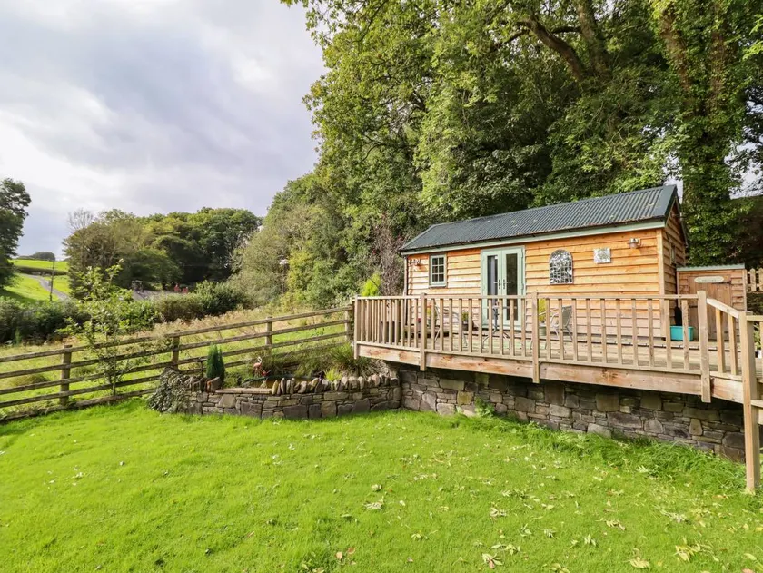 Cottage with garden - Image 1