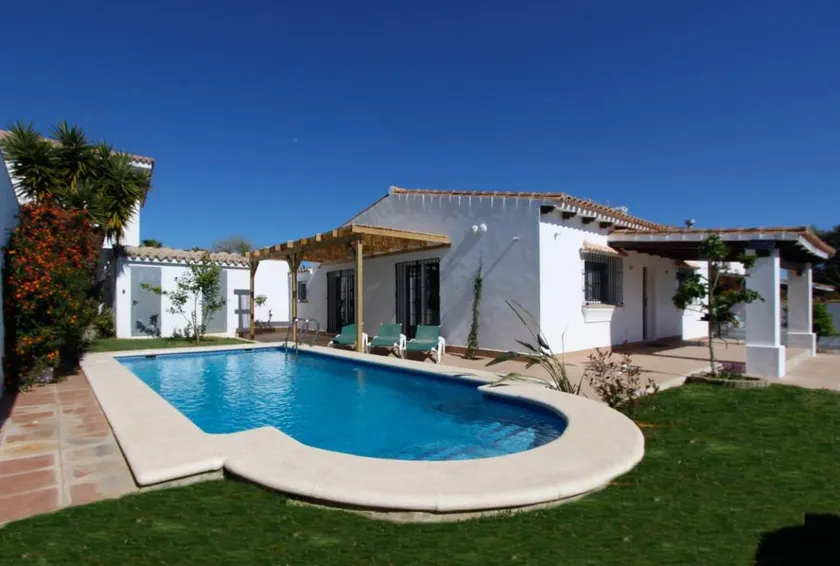Agréable maison de vacances entièrement équipée avec terrasse, piscine privée et barbecue - Image 1