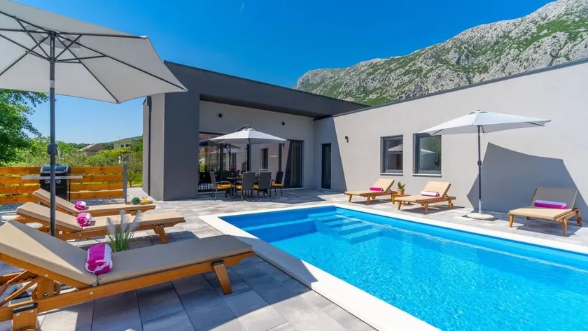 Fully equipped apartment with BBQ, garden & private pool | Mountain view - Image 1