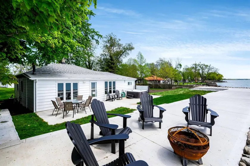 Fantastic Cottage with Fire Pit and Hot-tub in Leamington, Ontario - Image 1