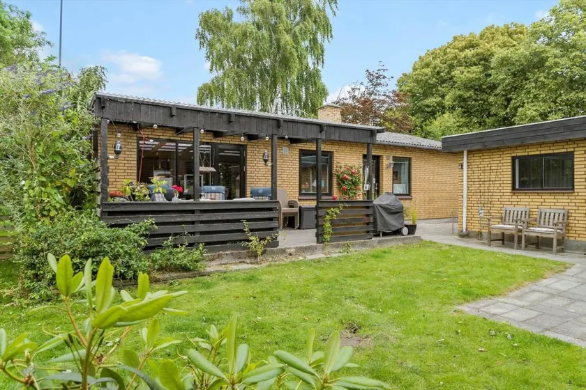 Holiday home with terrace & barbecue - Image 1