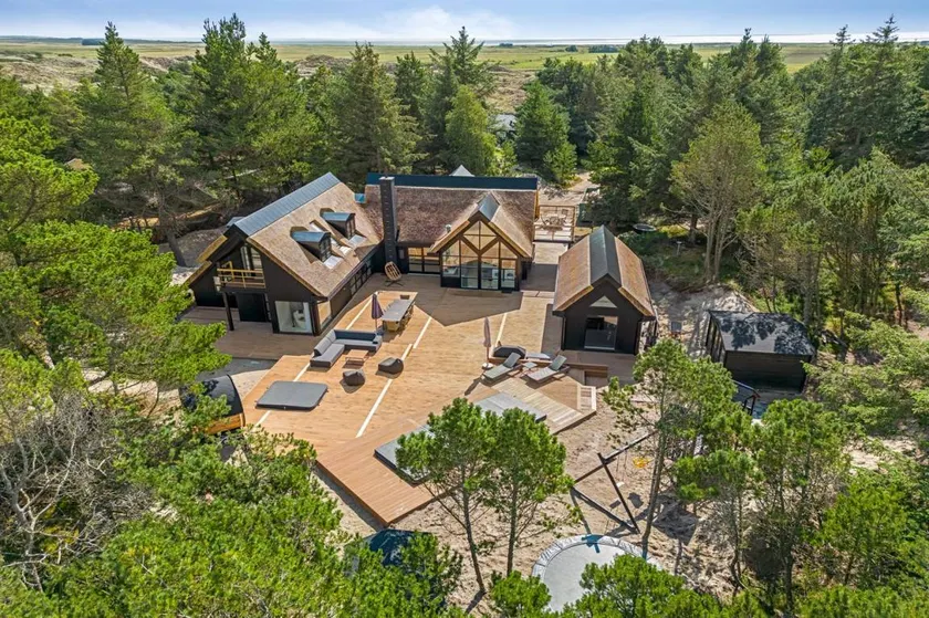 Fully equipped big holiday home with hot tub, pool & barbecue | Sea view | Pets are welcome - Image 1
