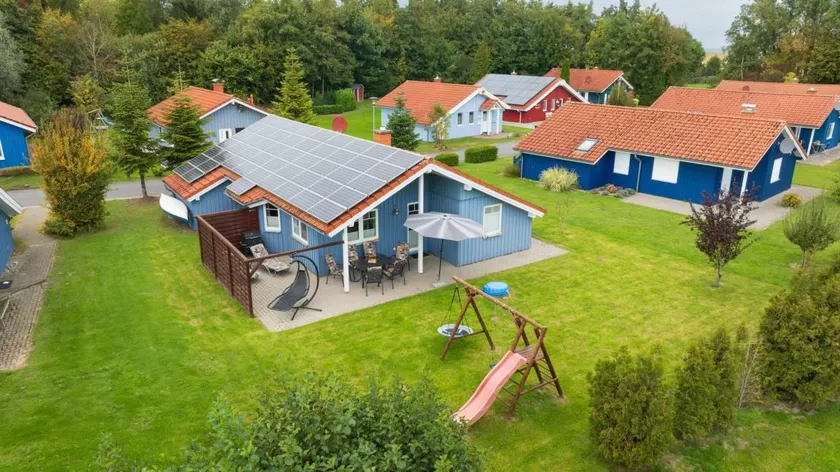 Holiday home with garden, terrace & hot tub - Image 1