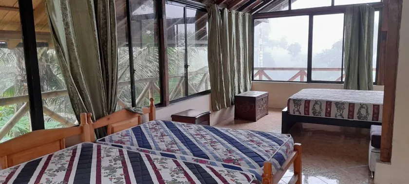 Habitación en casa de familia con piscina y jardín - Image 1